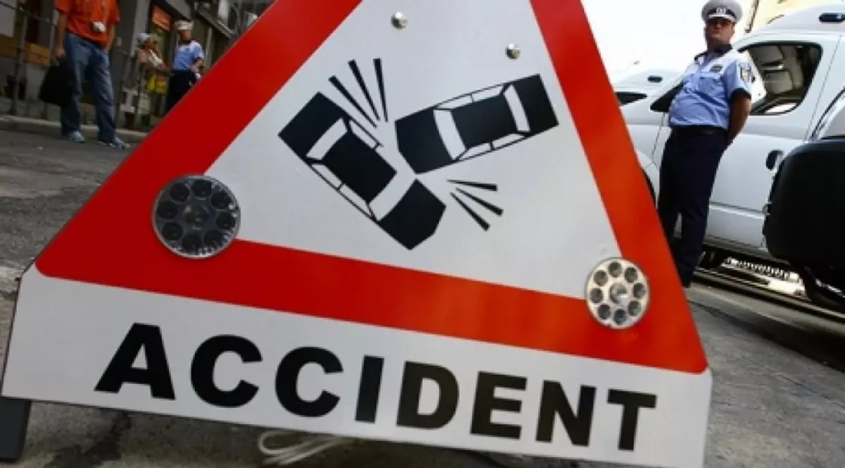Patru oameni, răniți într-un microbuz răsturnat în Sibiu. Vehiculul a luat foc