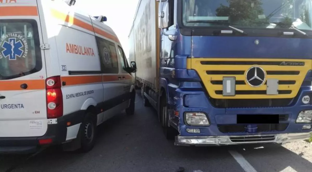 Pieton lovit de TIR într-un accident în județul Vâlcea
