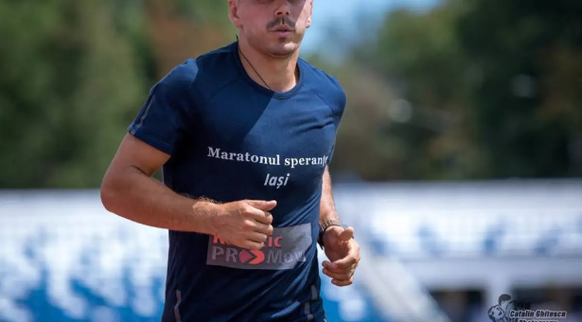 Un bărbat a alergat 24 de ore pentru a ajuta o fată diagnosticată cu o boală incurabilă