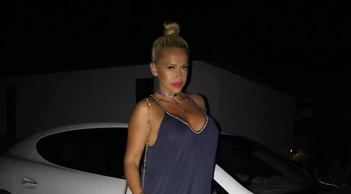 Anda Adam și-a scos trupul la plajă. Cum au reacționat fanii după ce au văzut-o în costum de baie