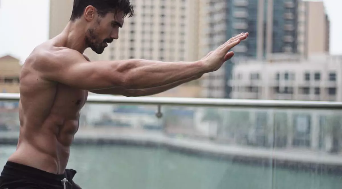 "Burlacul" Andrei Andrei s-a mutat în Dubai cu iubita. Este antrenorul personal al șeicilor