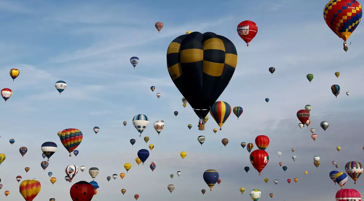 456 de baloane au decolat în același timp în Franța