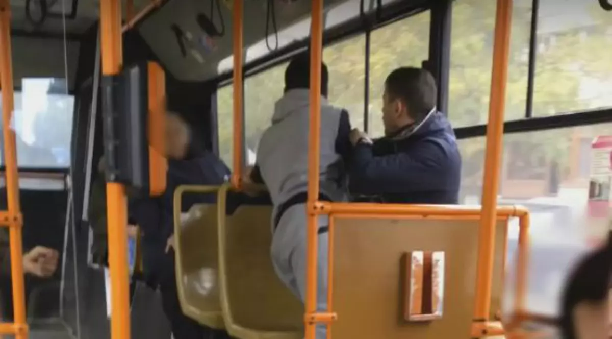 EXCLUSIV. Autobuzele din Constanța fac tramvaiele din București să pară limuzine. Despre veselia unora, disperarea altora și știința de a fi nesimțit