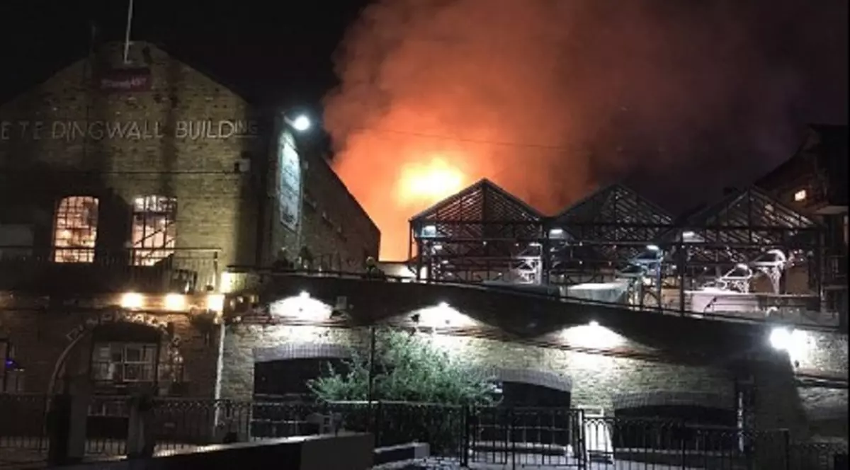 Incendiu puternic la Camden Market, unul dintre simbolurile Londrei. Nimeni nu a fost rănit