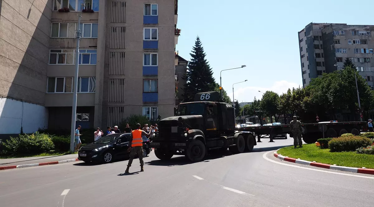 Camion NATO implicat într-un accident în Sibiu