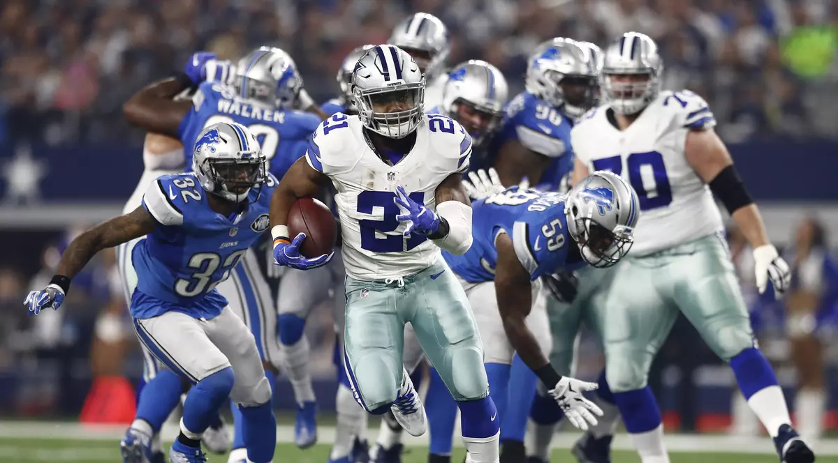 Imagine dintr-un meci de fotbal american disputat de echipele Dallas Cowboys (în tricouri albe) și Detroit Lions. (FOTO: EPA)