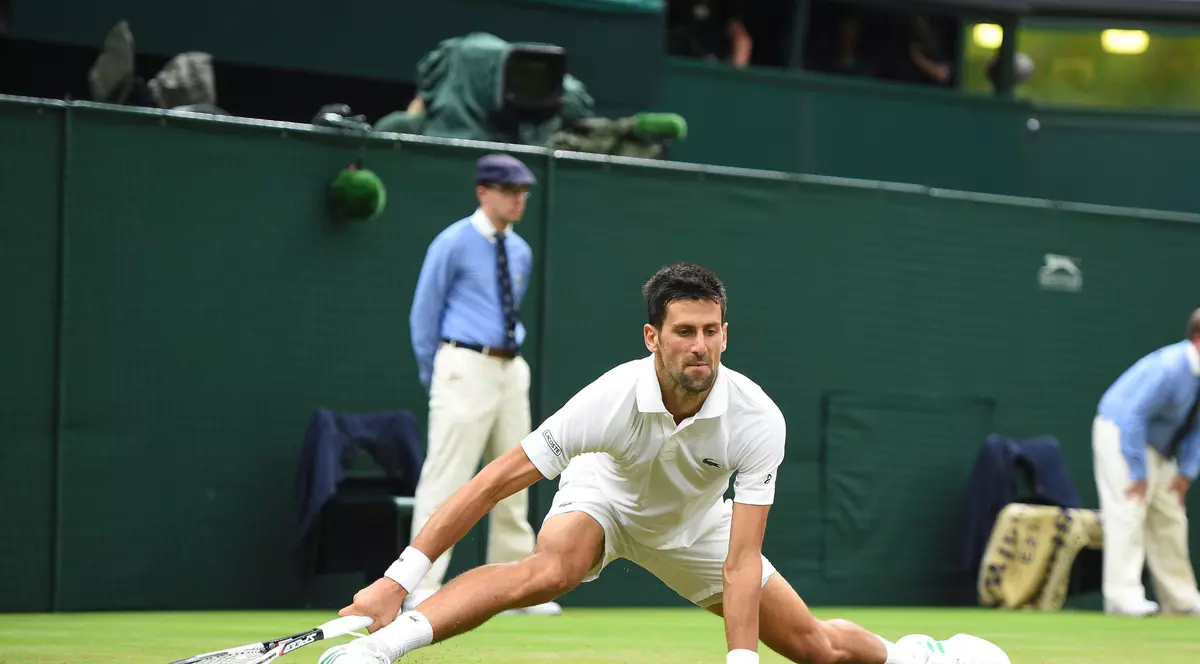 Novak Djokovic, executând un șpagat în timpul turneului de la Wimbledon. (FOTO: EPA)