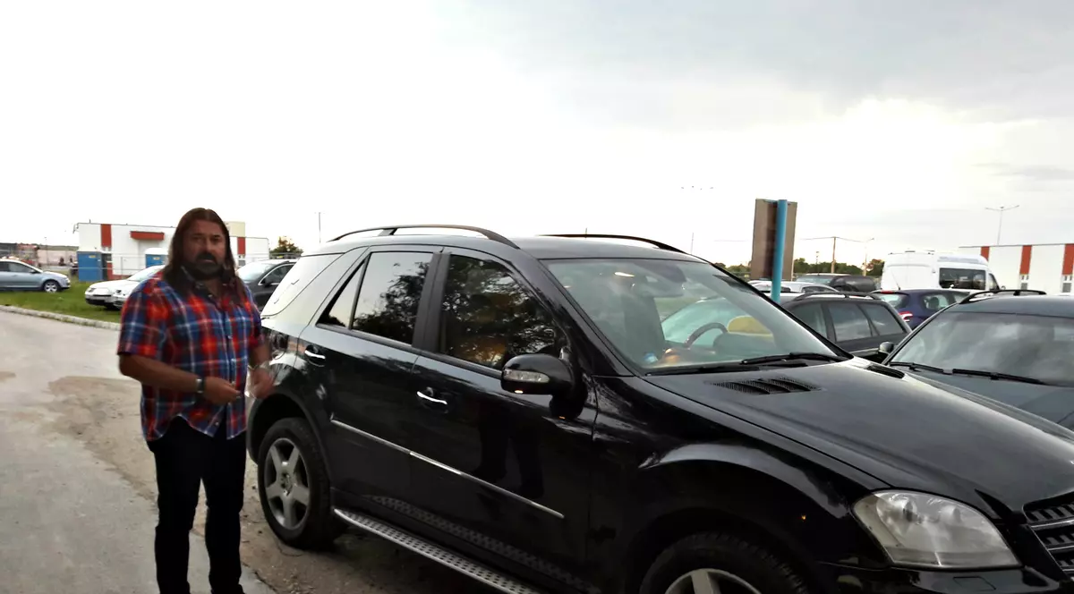 FOTO EXCLUSIV. Gheorghe Gheorghiu e ”Omul cu un pantof roșu”! Face senzație pe Litoral cu încălțări de culori diferite