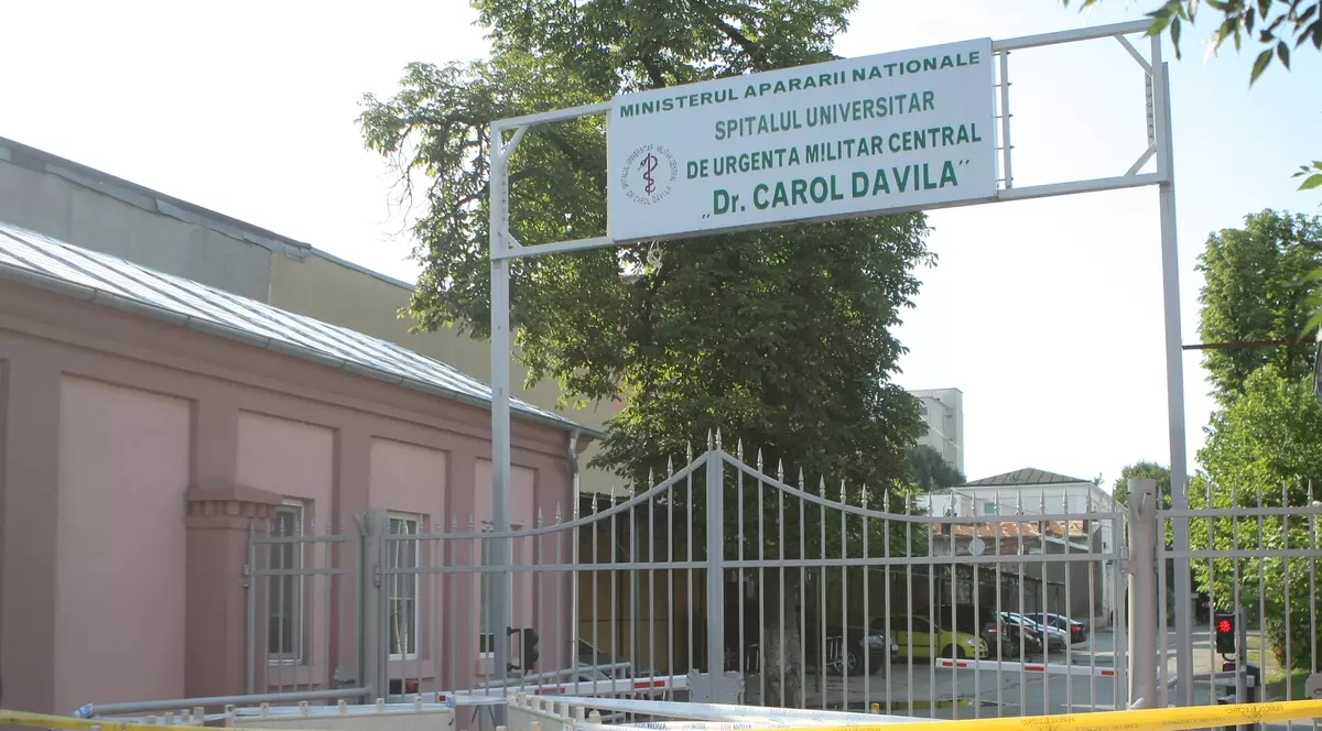 Asfalt surpat lângă Spitalul Militar din București
