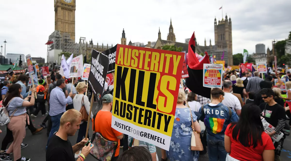 Proteste față de măsurile de austeritate în Londra. Miniștrii britanici fac presiuni asupra premierului Theresa May