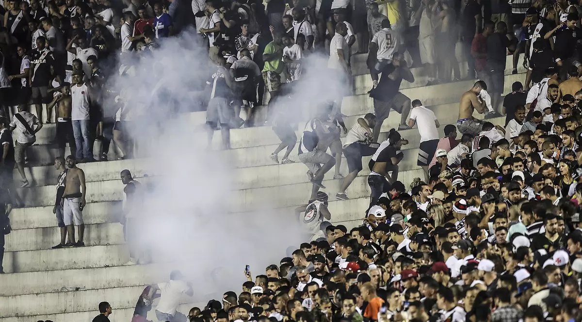 Scene de război la Rio de Janeiro. Un fan a fost împușcat mortal la derby-ul Vasco da Gama - Flamengo