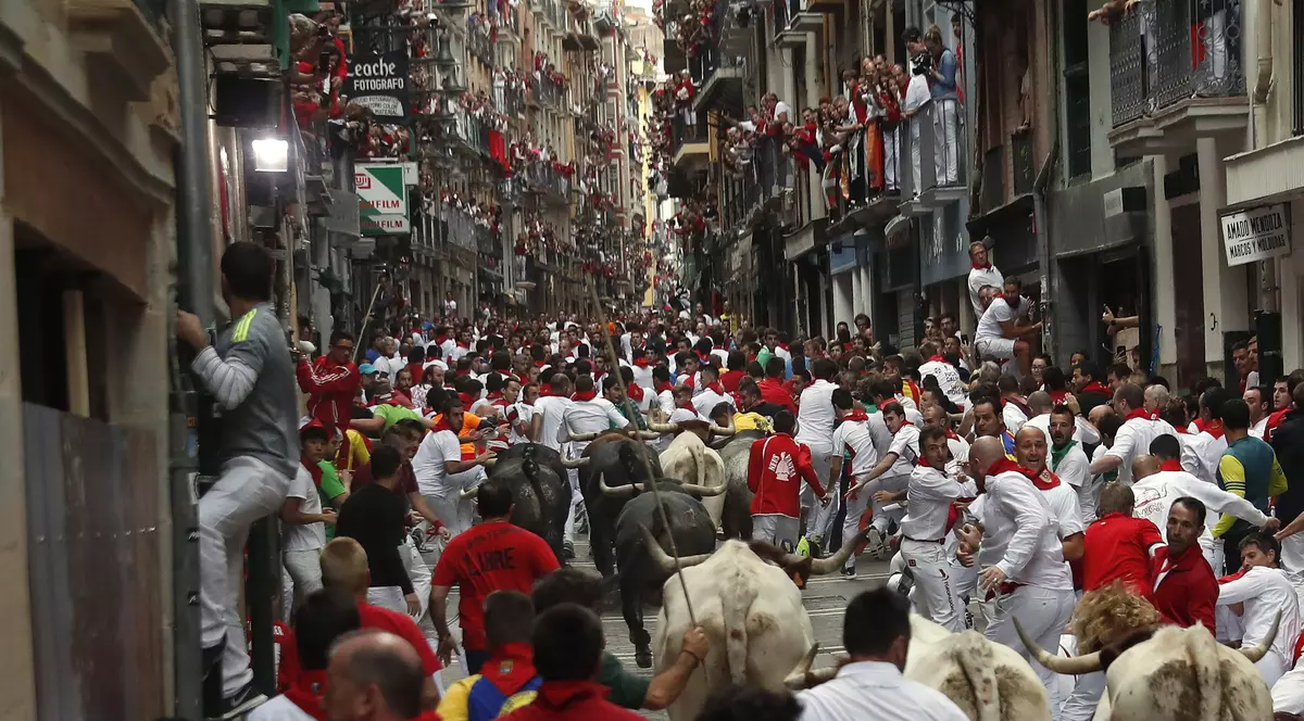 Incidente la Pamplona | Cel puțin zece persoane au fost rănite la ultima cursă cu tauri a festivalului