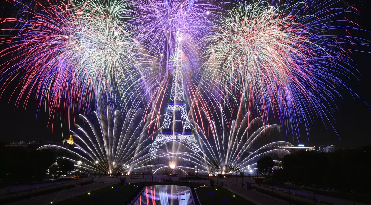 VIDEO & FOTO | Spectacol impresionant de artificii la Turnul Eiffel, de Ziua Națională a Franței