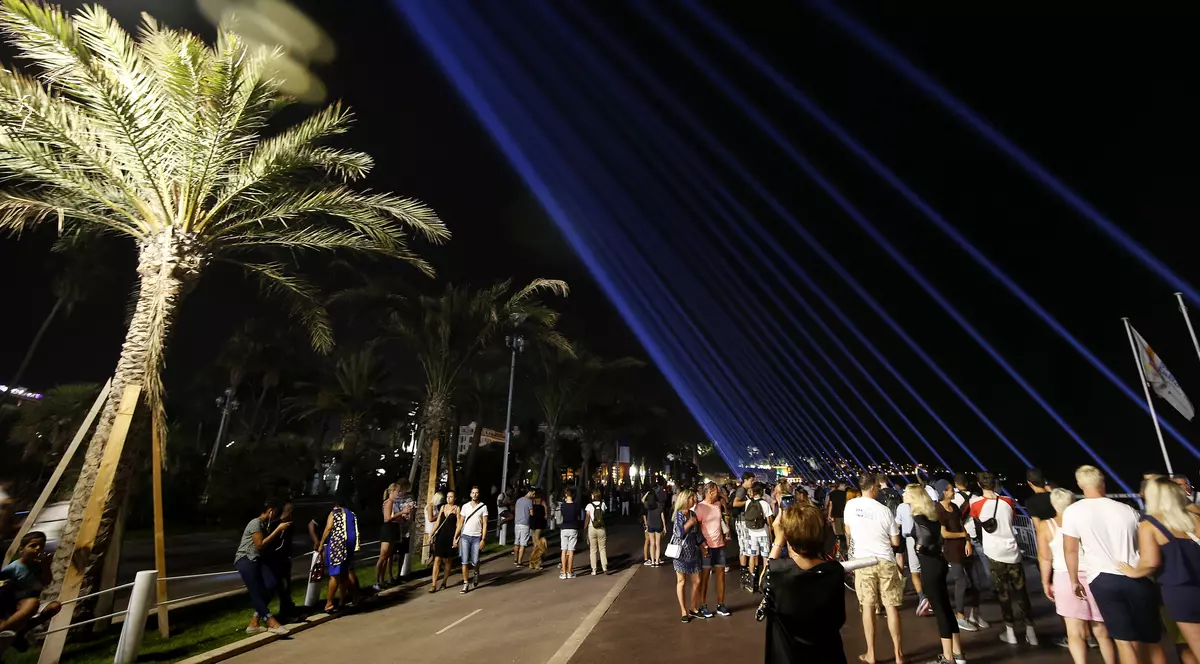 Un an de la atentatul din Nisa | Promenade des Anglais, iluminată în memoria celor 86 de victime ale atacului terorist - FOTO