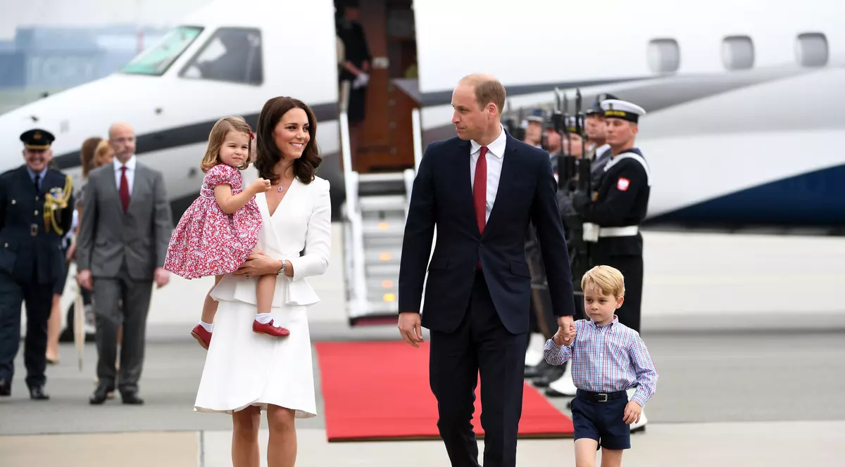 Prințul William și Kate, turneu în Polonia și Germania. Micuții prinți George și Charlotte, în centrul atenției la sosirea în Varșovia