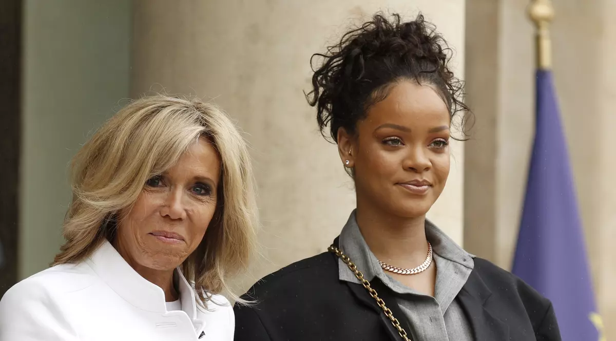 Rihanna, la Palatul Elysee. Cântăreața s-a întâlnit cu Emmanuel și Brigitte Macron | FOTO