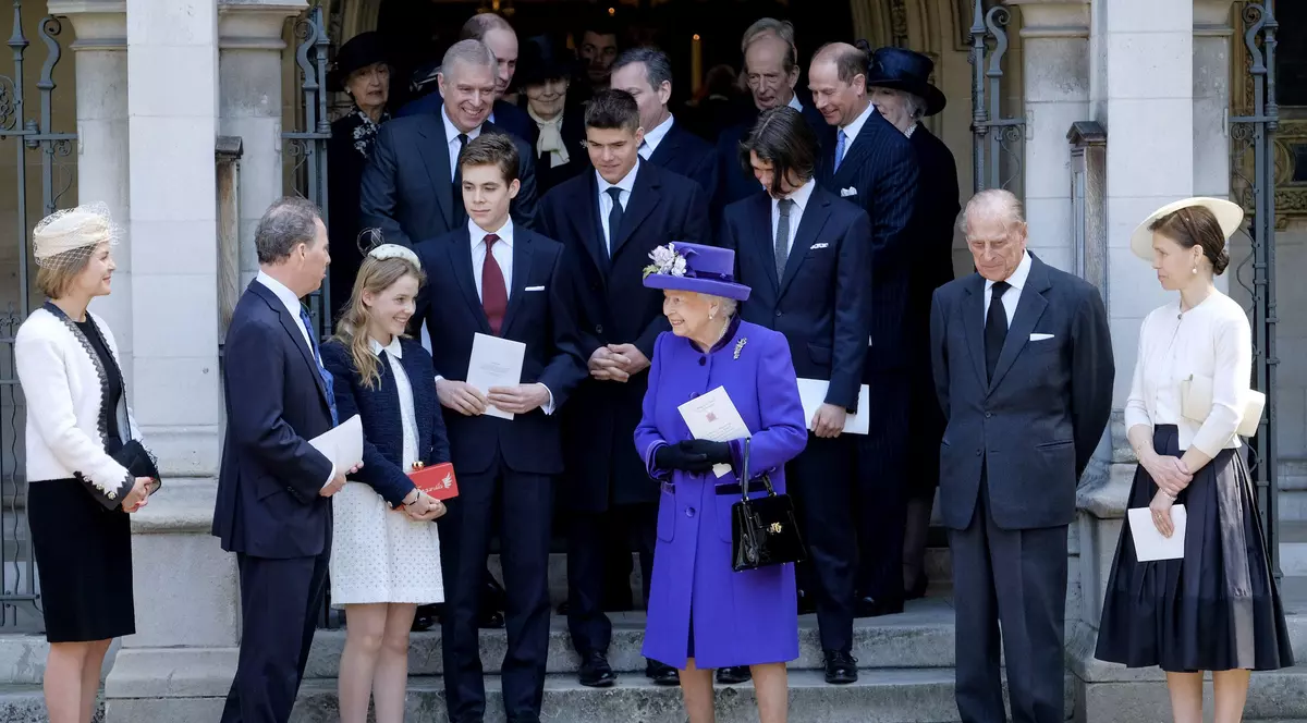 Un nou membru al familiei regale britanice a ajuns în atenția tinerelor. În copilărie, el ținea trena reginei, acum...