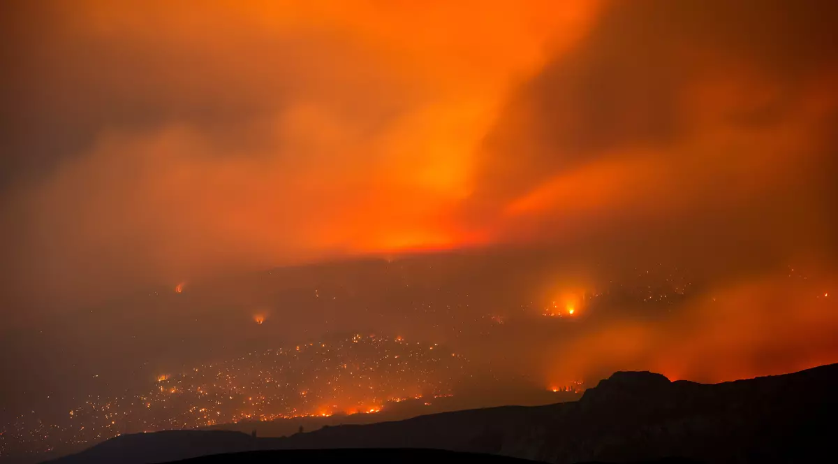 Incendii de proporții în Canada și vestul SUA. Zeci de mii de oameni au fost evacuați