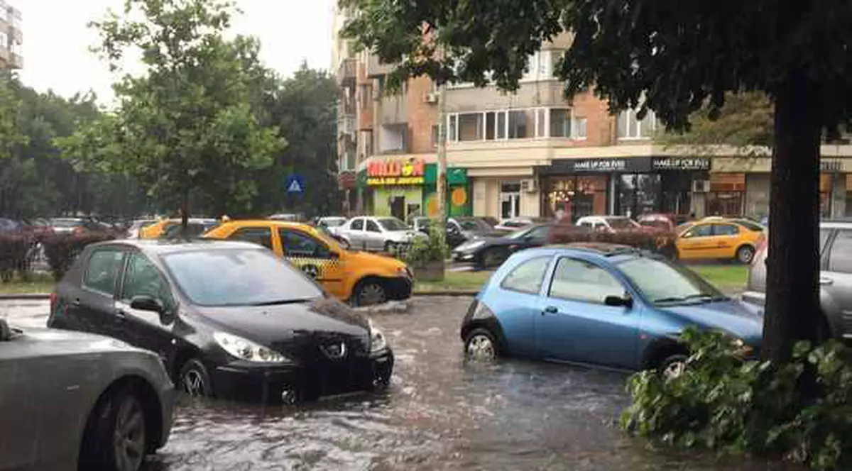 VIDEO | Inundații în București, după o rupere de nori. Cele mai afectate zone