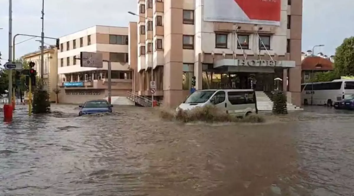 Inundații în Tulcea. Străzile au fost acoperite de ape