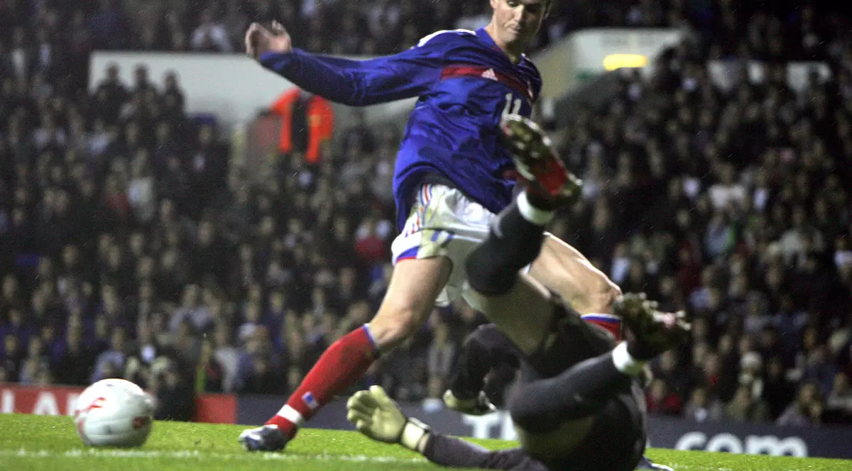 Anthony Le Tallec, (în albastru), într-un duel cu portarul Angliei, în timpul unei partide disputate în tricoul naționalei de tineret a Franței. (FOTO: EPA)