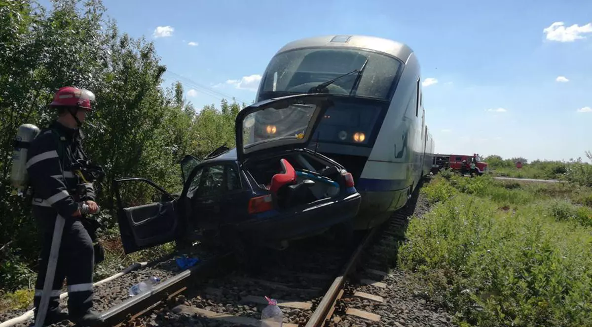 O femeie şi fiica ei de 3 ani, lovite de tren în Timiș. Martorii le-au scos dintre fiare