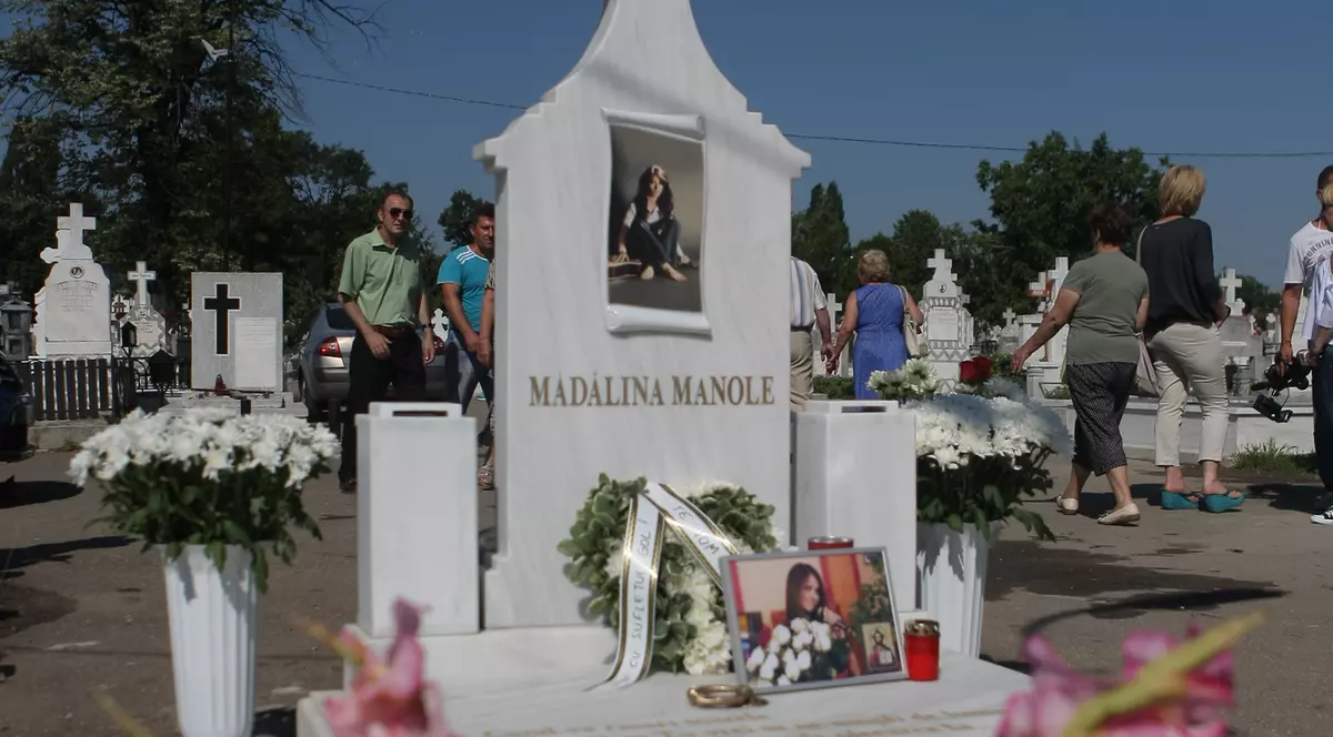 EXCLUSIV/Slujbă de pomenire, la opt ani de la sinucidere. Artiștii se strâng la mormântul Mădălinei Manole