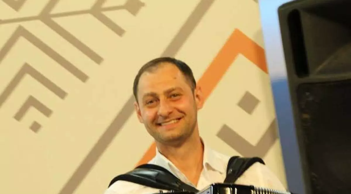 Unul dintre băieții Ilenei Ciuculete îl face cu ou și oțet pe Cornel Galeș. Scandalul ia proporții