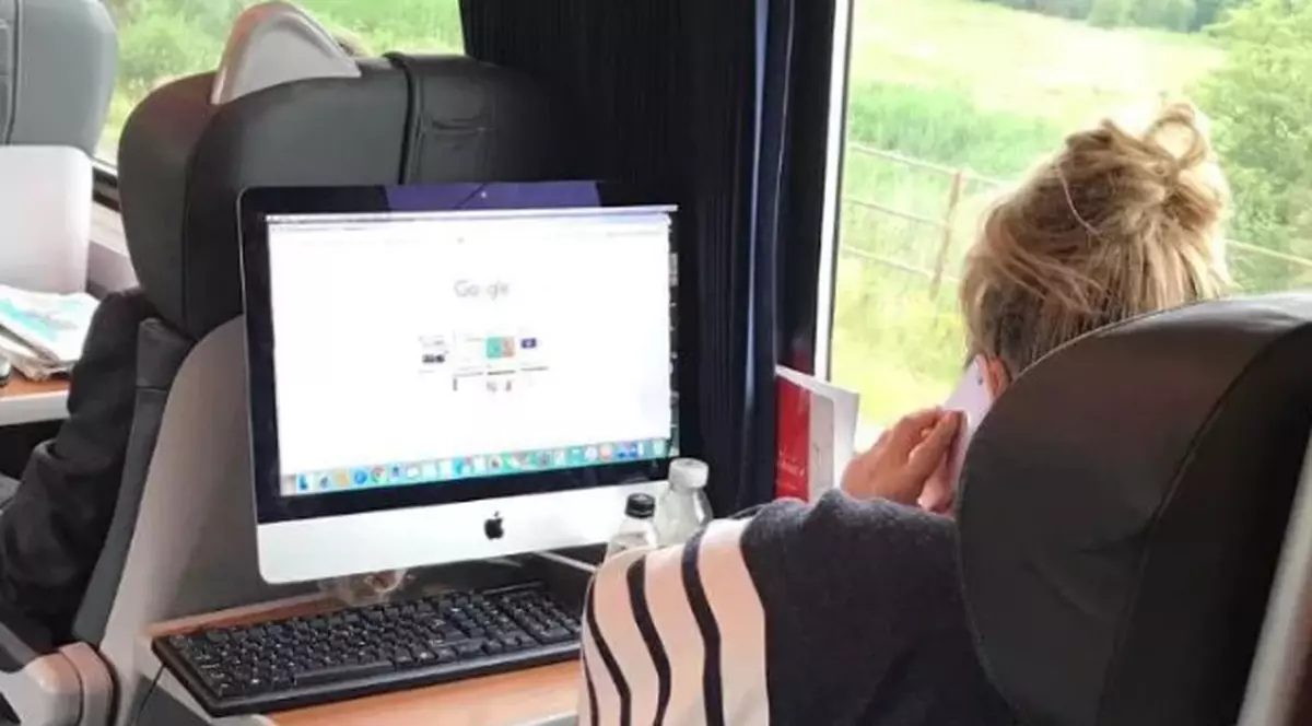 Fotografie virală | O tânără și-a instalat calculatorul în tren: "De laptop nu a auzit?"