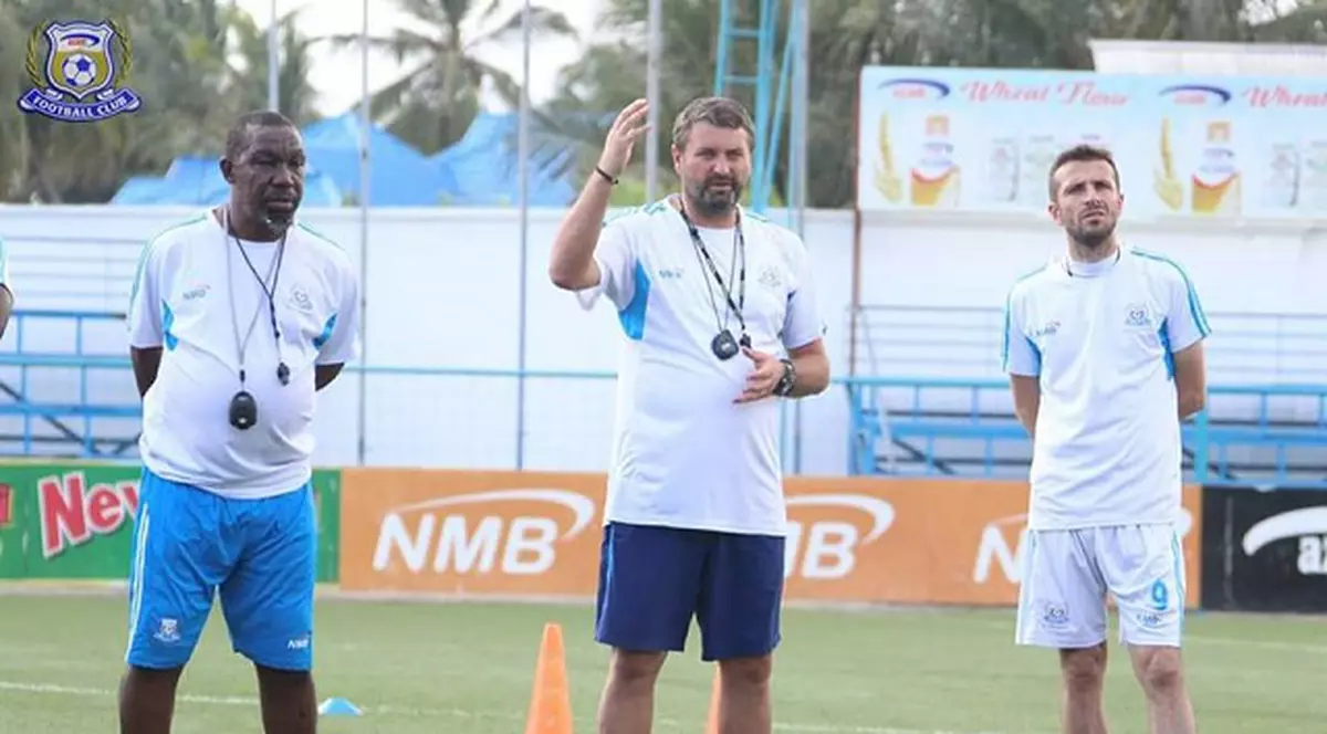 Românii Aristică Cioabă și Costel Bârsan antrenează în Tanzania! Foștii fotbaliști de la FC Onești o pregătesc pe AZAM FC