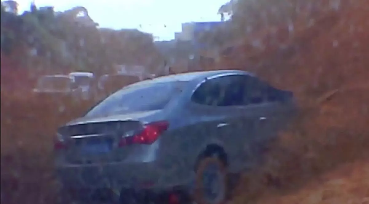 VIDEO | Momentul în care opt mașini sunt înghițite de o alunecare de teren