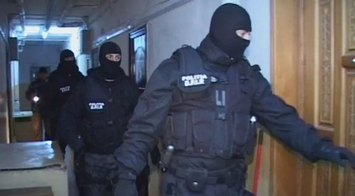 Persoane reținute pentru de trafic şi consum de droguri în urma unor percheziții