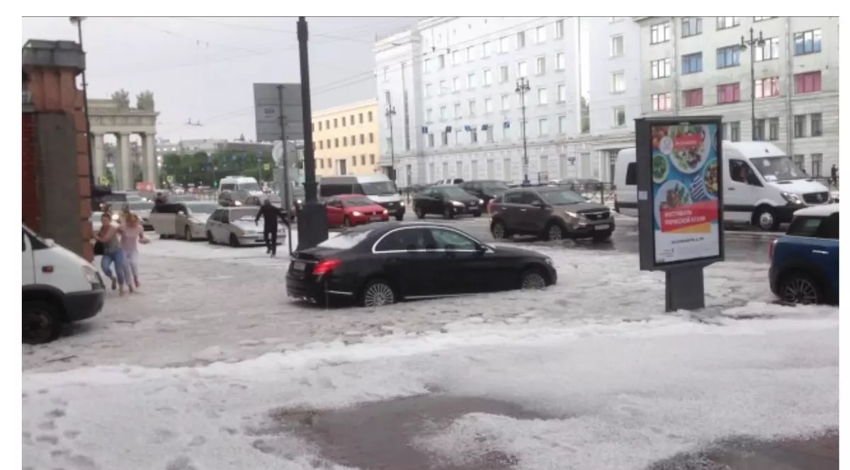 Sankt Petersburg acoperit de gheată și zăpadă