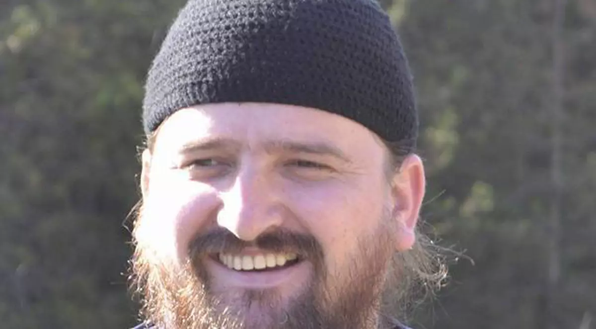 Un preot sare în apărarea denisei Manelista. "Cât de nebuni să fim să vorbim urât despre un om care zace mort"