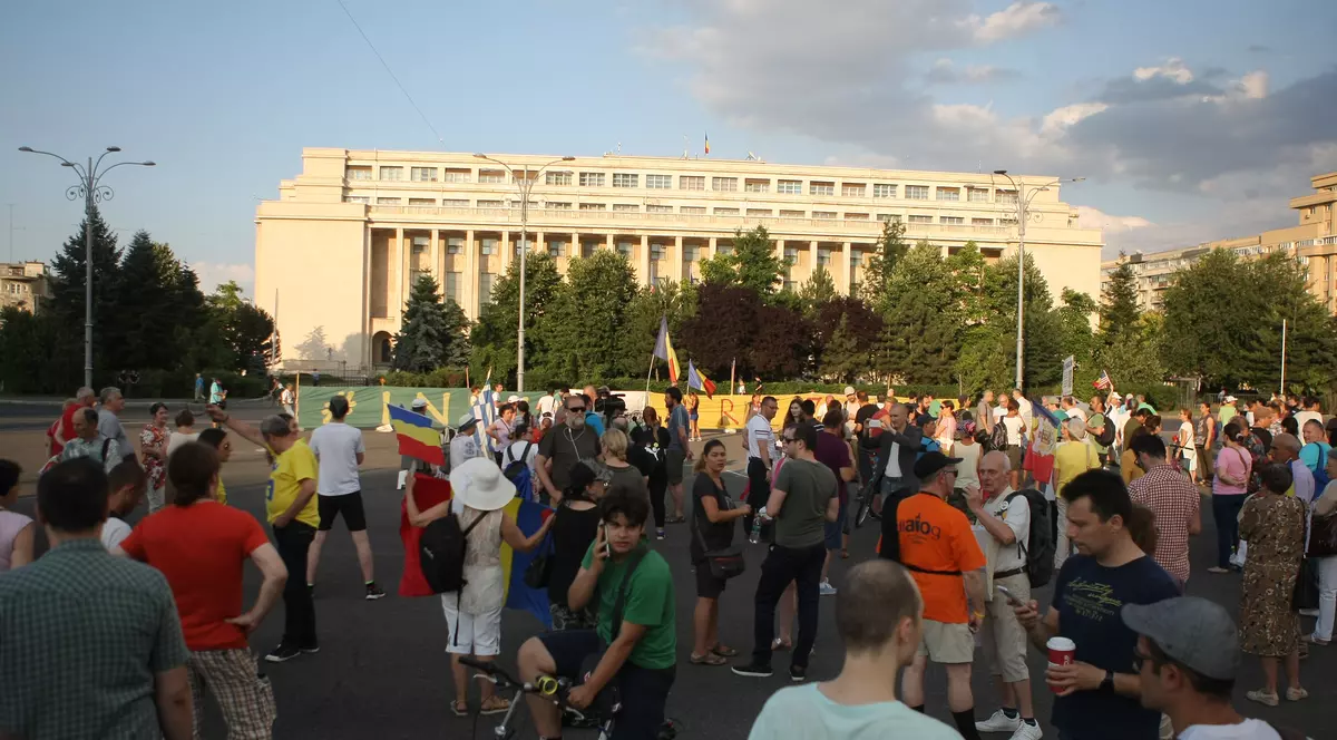 VIDEO/ „Justiția e în pericol”. Sute de persoane au protestat în faţa Guvernului faţă de modificările aduse legilor Justiţiei