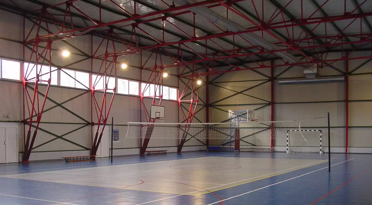 Elevii sunt supăraţi că primesc manual de sport fără terenuri pe care să aplice “materia”