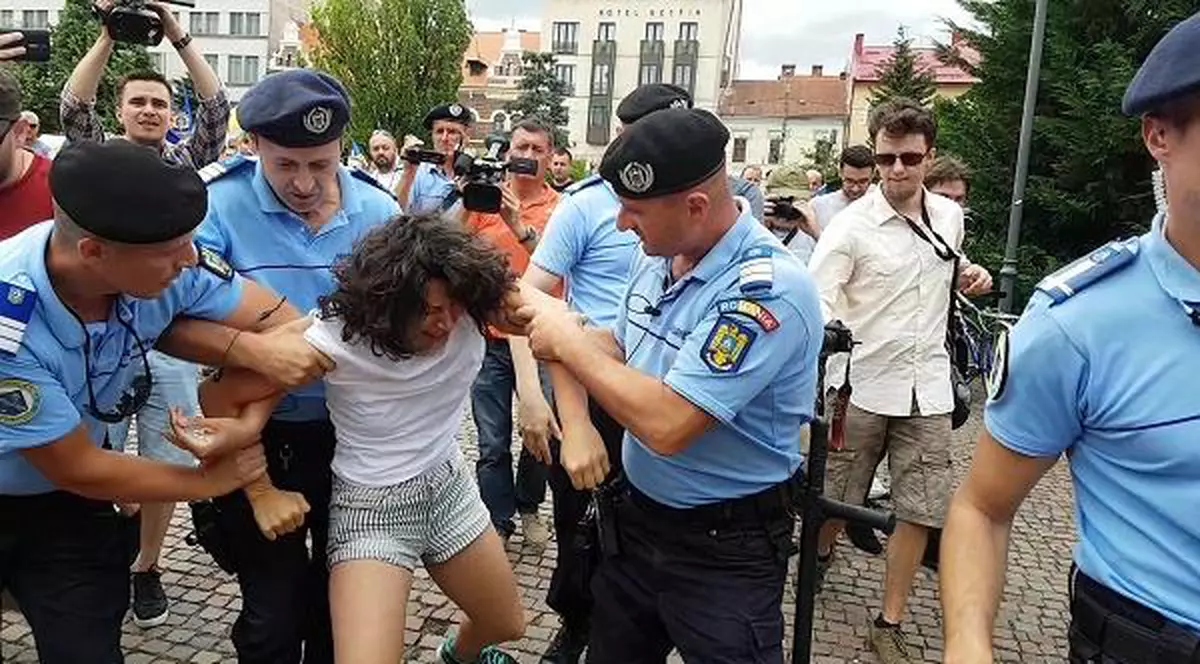 tanara ridicata de jandarmi la marsul gay din cluj