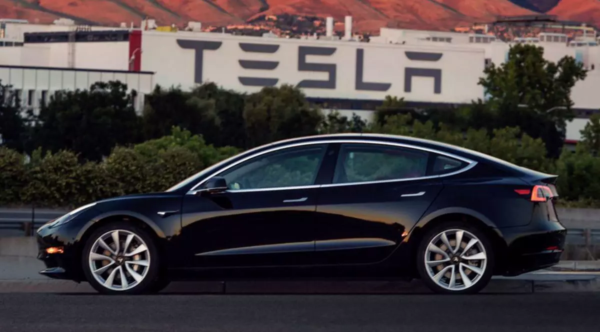 Pierderi record de bani pentru Tesla din cauza producției Model 3