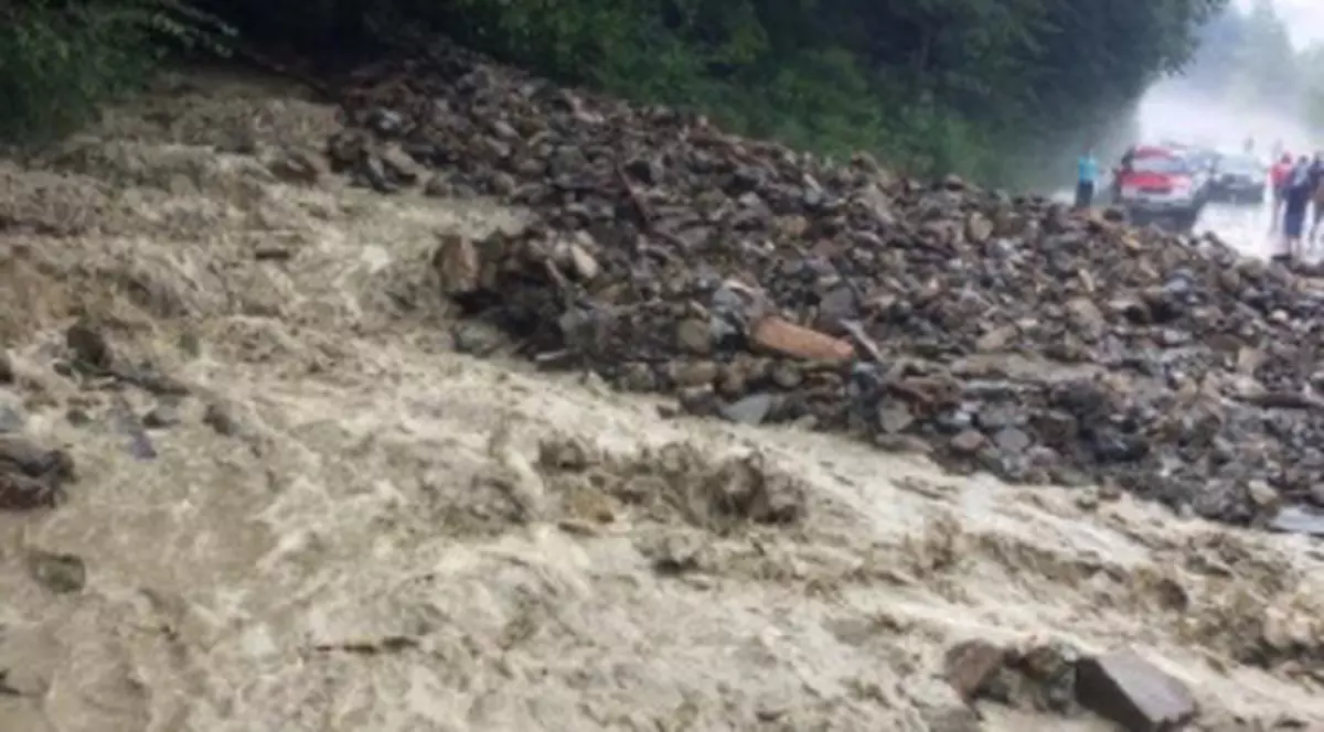 Trafic îngreunat de aluviuni pe DN 10