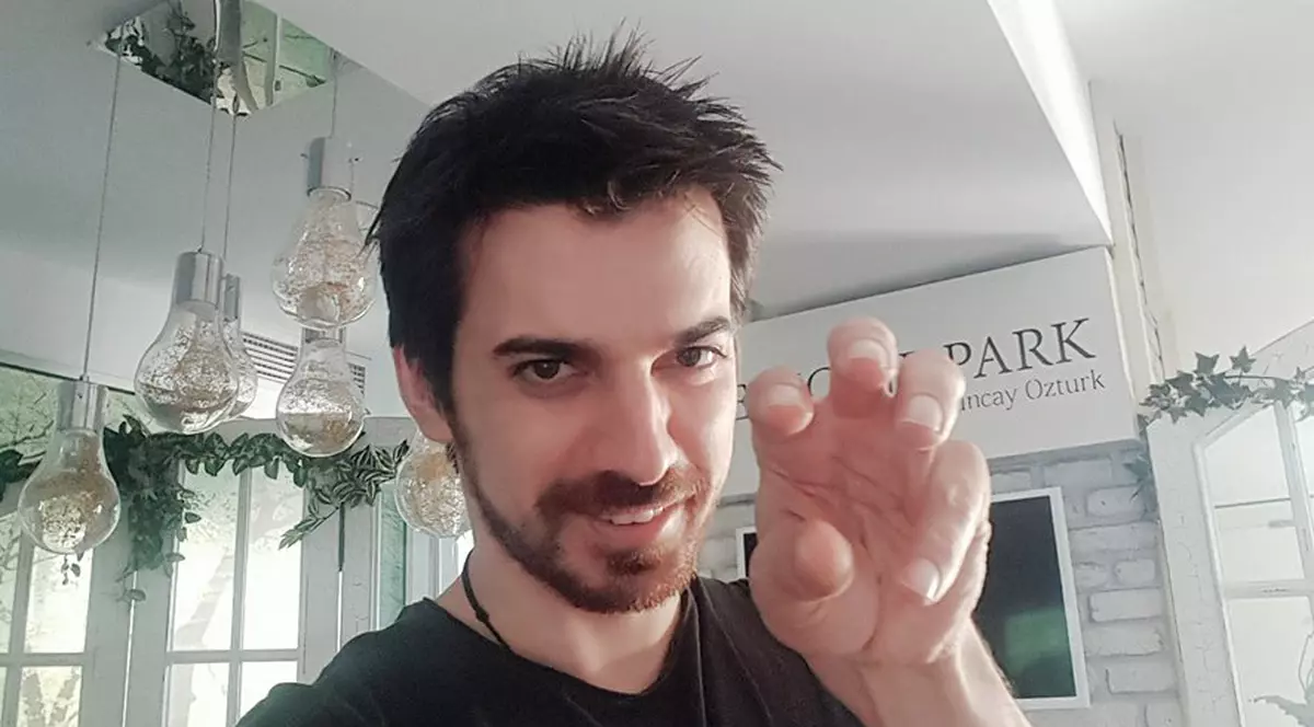 Tuncay Ozturk, la bustul gol. Fostul soț al Andreei Marin s-a relaxat la piscină