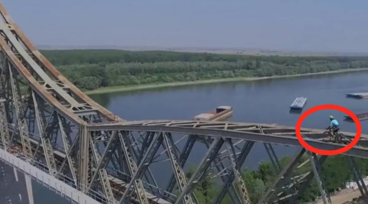 Cascadorul Vittorio Brumotti, plimbare cu bicicleta pe Podul Anghel Saligny