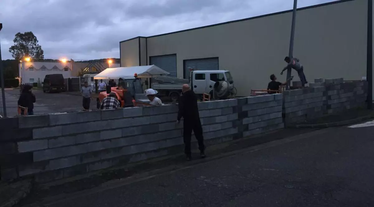 un grup de francezi au contruit un zid anti-imigranți
