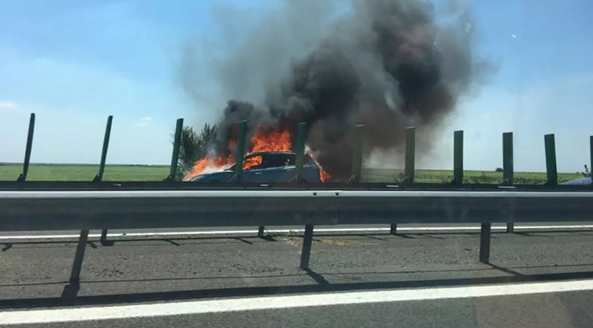 Mașină în flăcări pe Autostrada Soarelui. Circulația a fost oprită