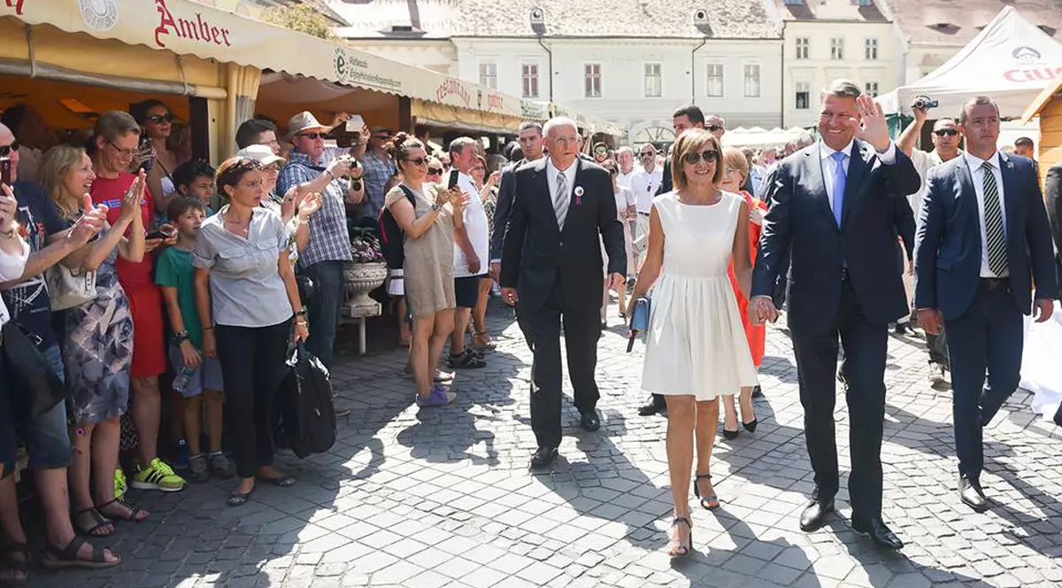 Carmen Iohannis, la un pas de un accident vestimentar