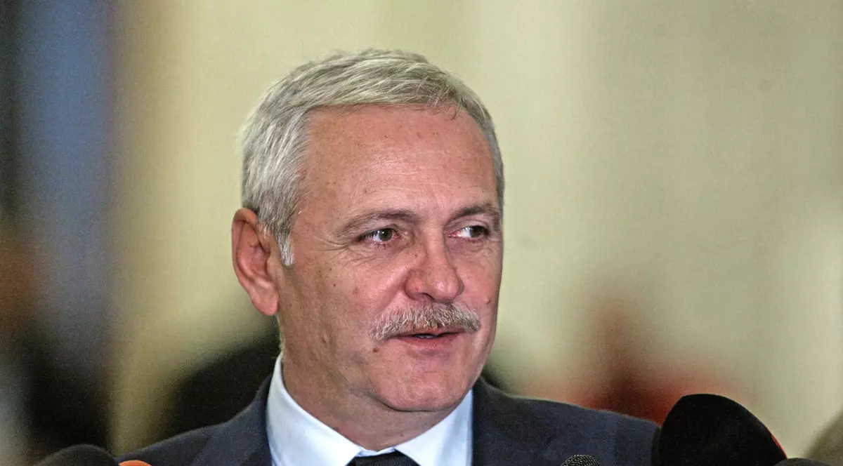 Liviu Dragnea și Bombonica Prodana au ajuns la ICCJ. Șeful PSD, apostrofat de protestatari la intrarea în sediul instanței