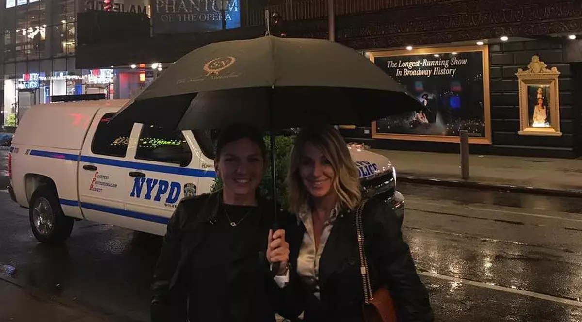 Cine a ajutat-o pe Simona Halep să depășească dezastrul de la US Open: Halep a ieșit la plimbare prin ploaie cu Nadia Comăneci!