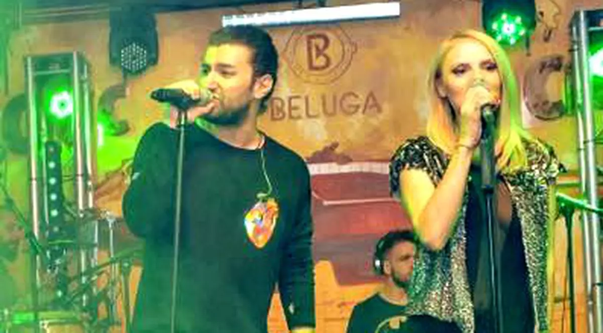 EXCLUSIV/ De pe scenă, în cabina de zbor! Solista lui Smiley a lăsat muzica și s-a făcut stewardesă