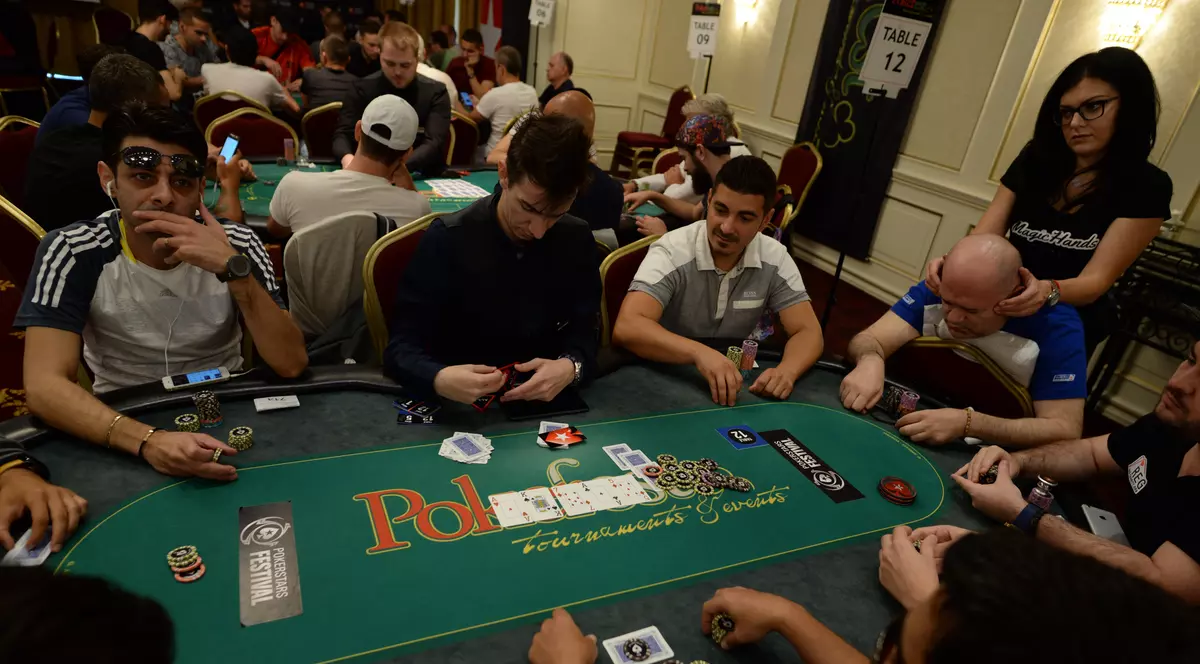 2.000 de români trăiesc din poker. Stau câte 10-12 ore la laptop și produc până la 10.000 de euro pe lună / GALERIE FOTO