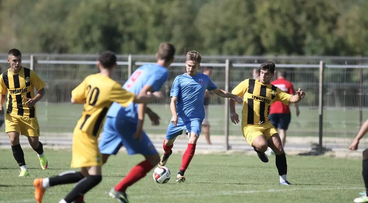 CSA Steaua a jucat sâmbătă un amical cu Unirea Izvoarele. Peste 800 de oameni, la meci. Scor de ”maidan” / FOTO