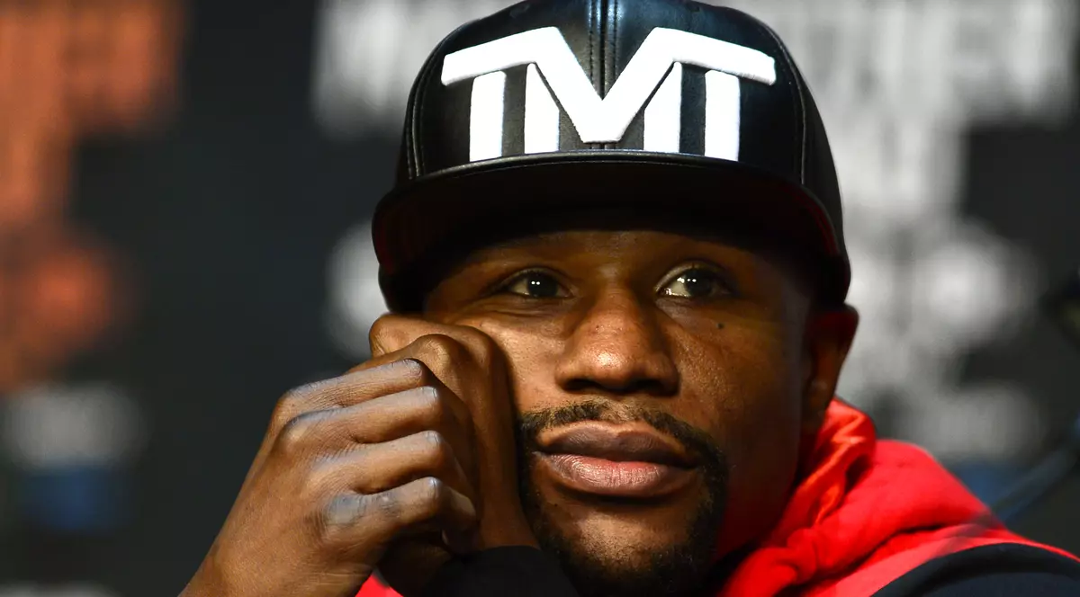 Floyd Mayweather, privind gânditor în timpul unei conferințe de presă. (FOTO: EPA)